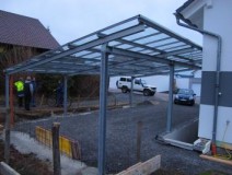 Carport-Stahlkonstruktion in der Montage