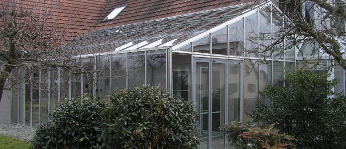 Anlehngewächshaus aus Aluminium am Wohnhaus