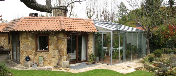 Anlehngewächshaus am Natursteinhaus